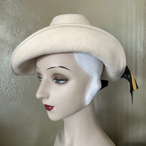 STRIKING 1970s' IVORY FELT FEDORA + YELLOW/BLACK TRIM & FEATHERS - Picture 6 of 9